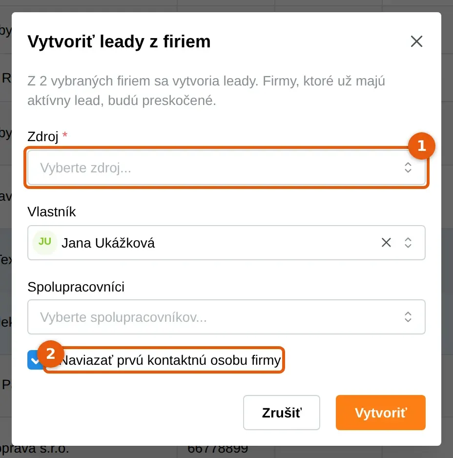 Snímka: okno Vytvoriť leady z firiem s poľom Zdroj (1), vlastníkom, spolupracovníkmi a voľbou Naviazať prvú kontaktnú osobu firmy (2)