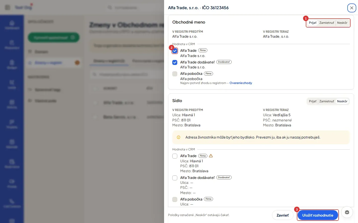 Snímka: panel so zmenami: Prijať, Zamietnuť, Neskôr (1), hodnoty v CRM so zaškrtávacími poľami (2) a tlačidlo Uložiť rozhodnutie (3)